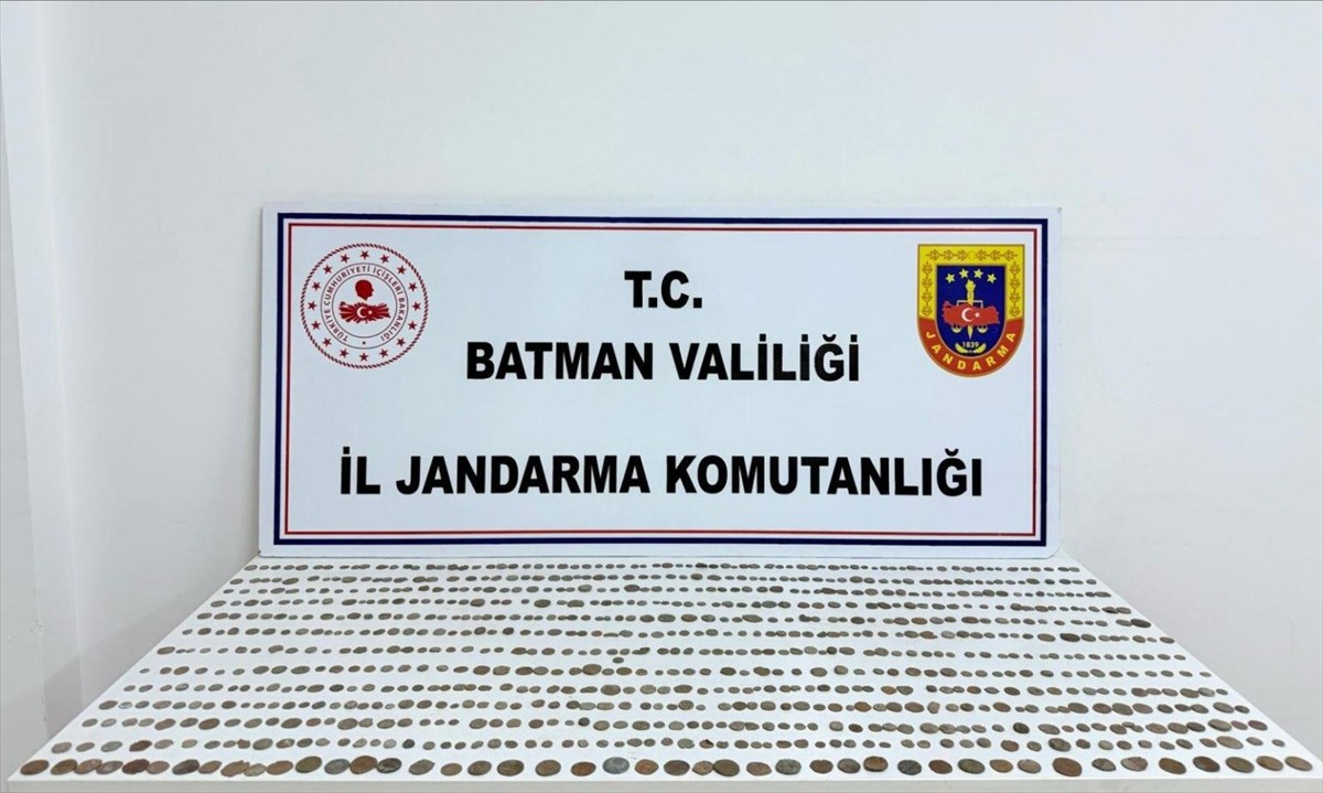 Batman'da jandarma ekiplerince düzenlenen tarihi eser kaçakçılığı operasyonunda 2 zanlı yakalandı....
