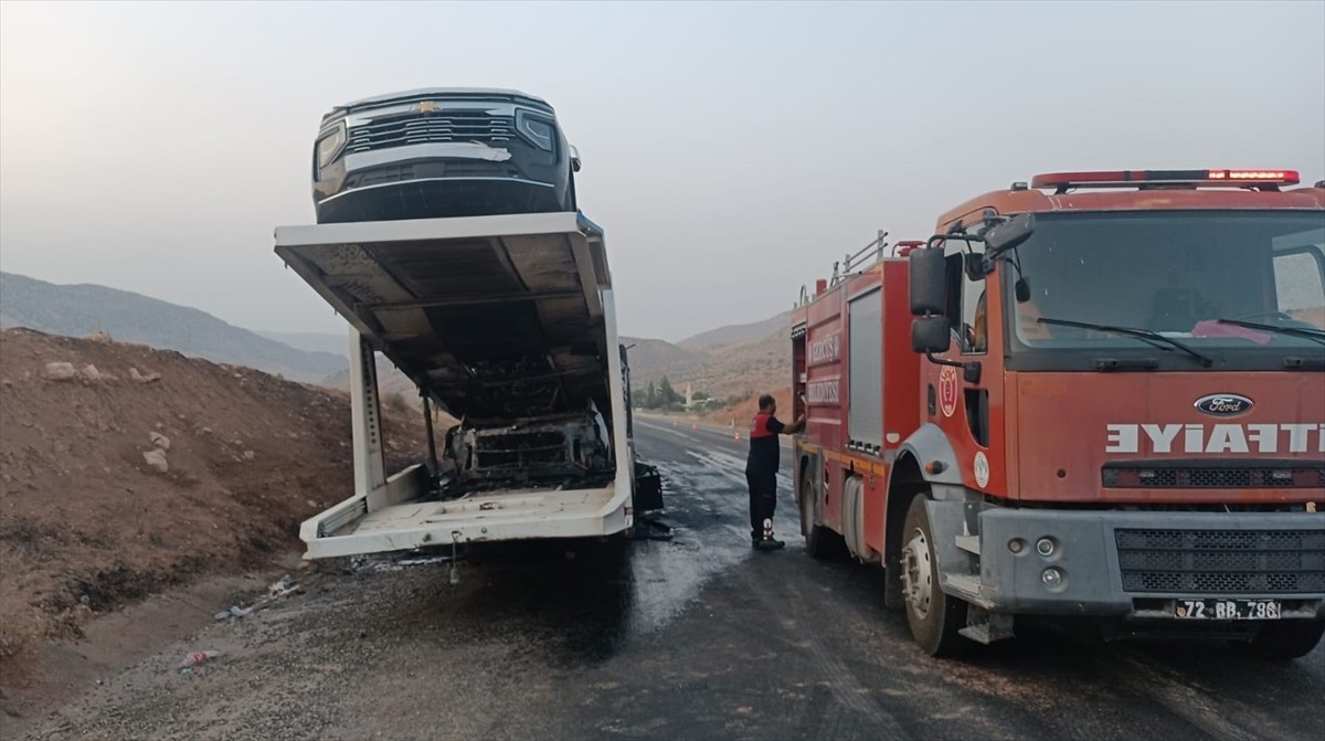 Batman'ın Hasankeyf ilçesinde, araç taşıyan tırda çıkan yangında 5 otomobil kullanılamaz hale...