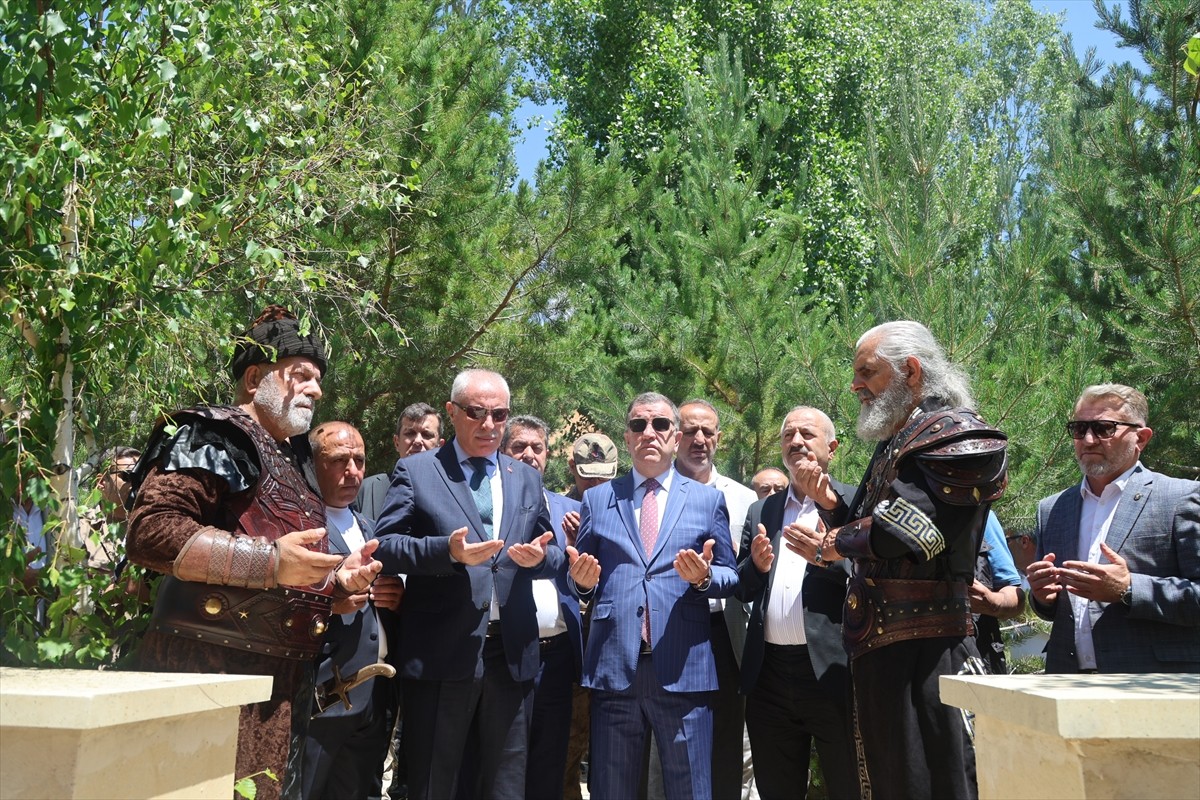 Bayburt'ta düzenlenen "29. Bayburt Dede Korkut Uluslararası Kültür ve Sanat Şöleni" başladı. Saray...