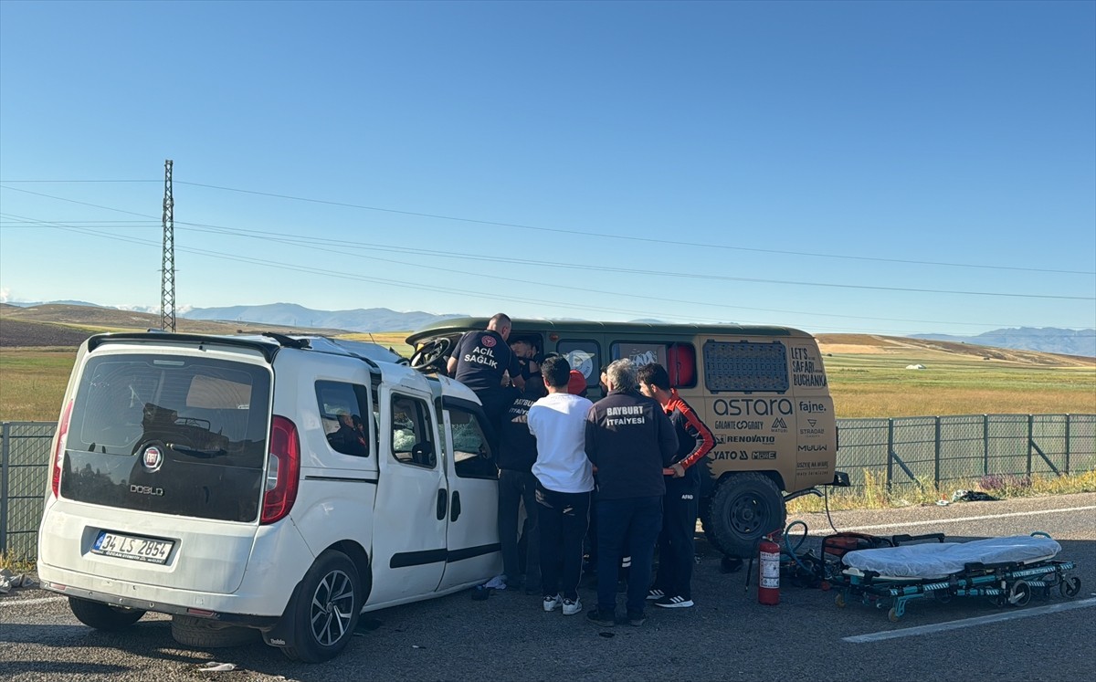 Bayburt'ta hafif ticari araç ile minibüsün çarpışması sonucu anne ve 3 yaşındaki oğlu öldü, 6 kişi...