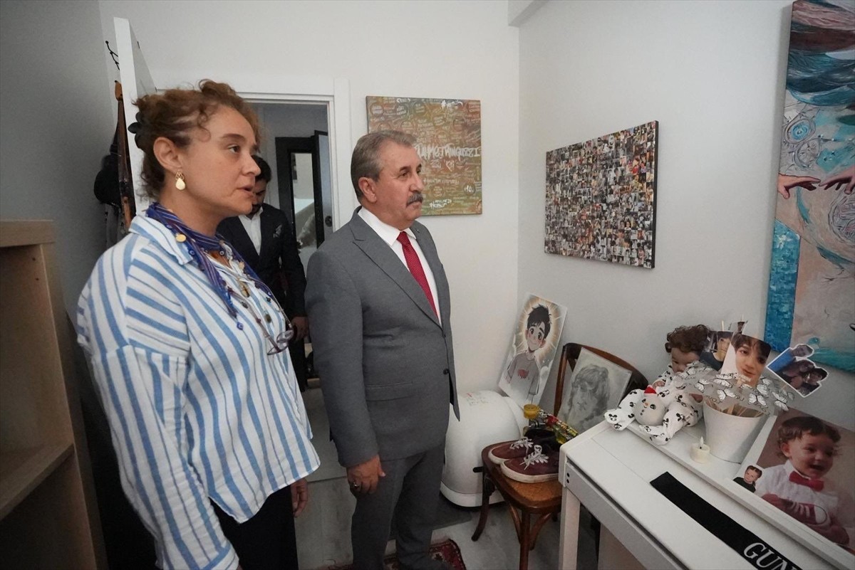 BBP Genel Başkanı Mustafa Destici, Kadıköy'deki bıçaklı saldırıda hayatını kaybeden 15 yaşındaki...