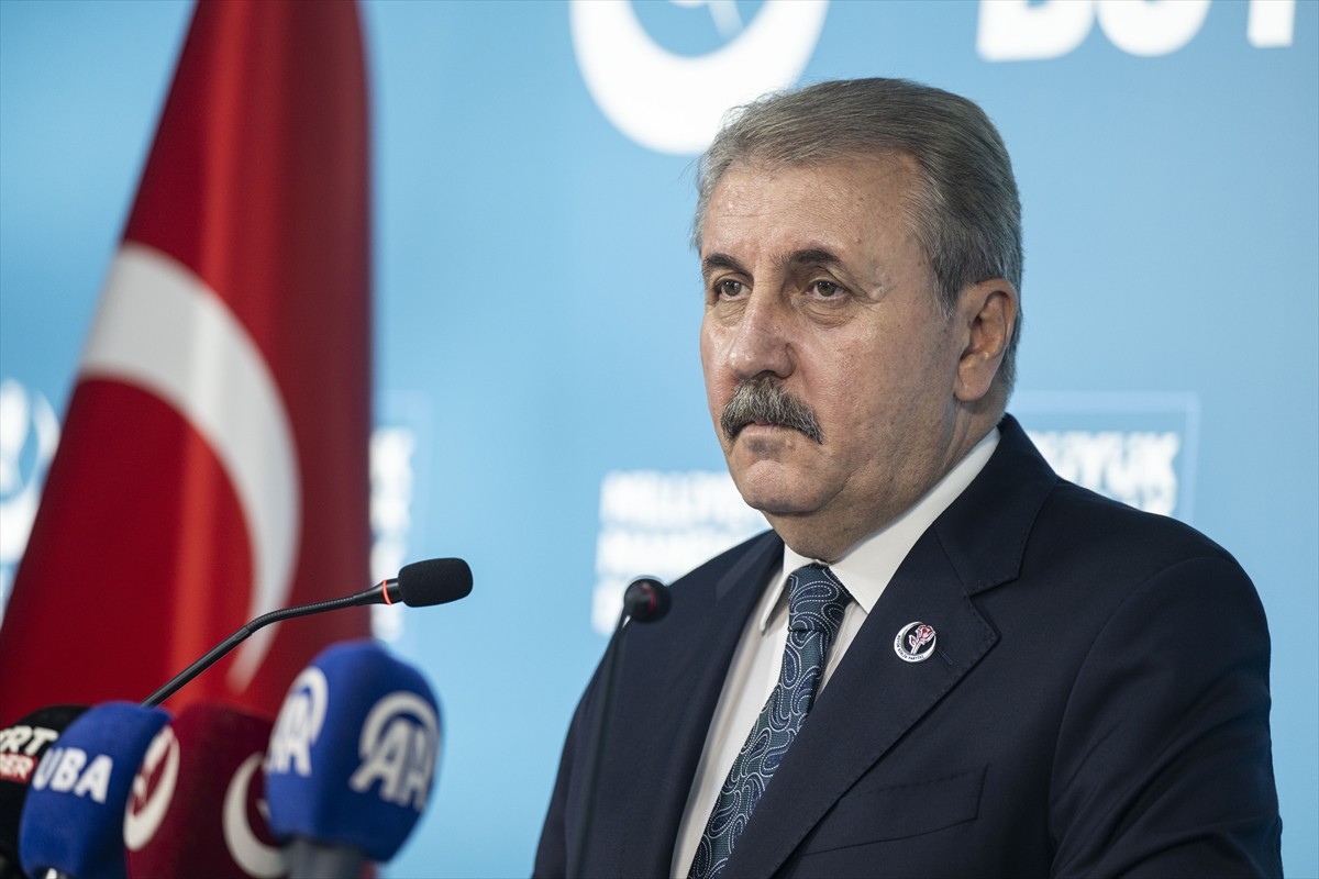 BBP Genel Başkanı Mustafa Destici, parti genel merkezinde düzenlediği basın toplantısında, gündeme...