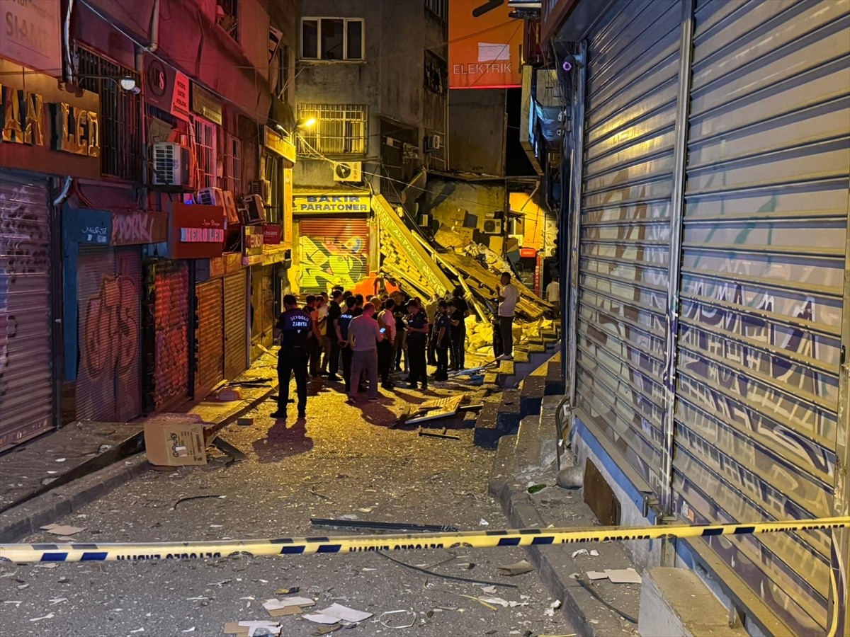 Beyoğlu'ndaki bir binada patlama sesinin ardından çökme meydana geldi.