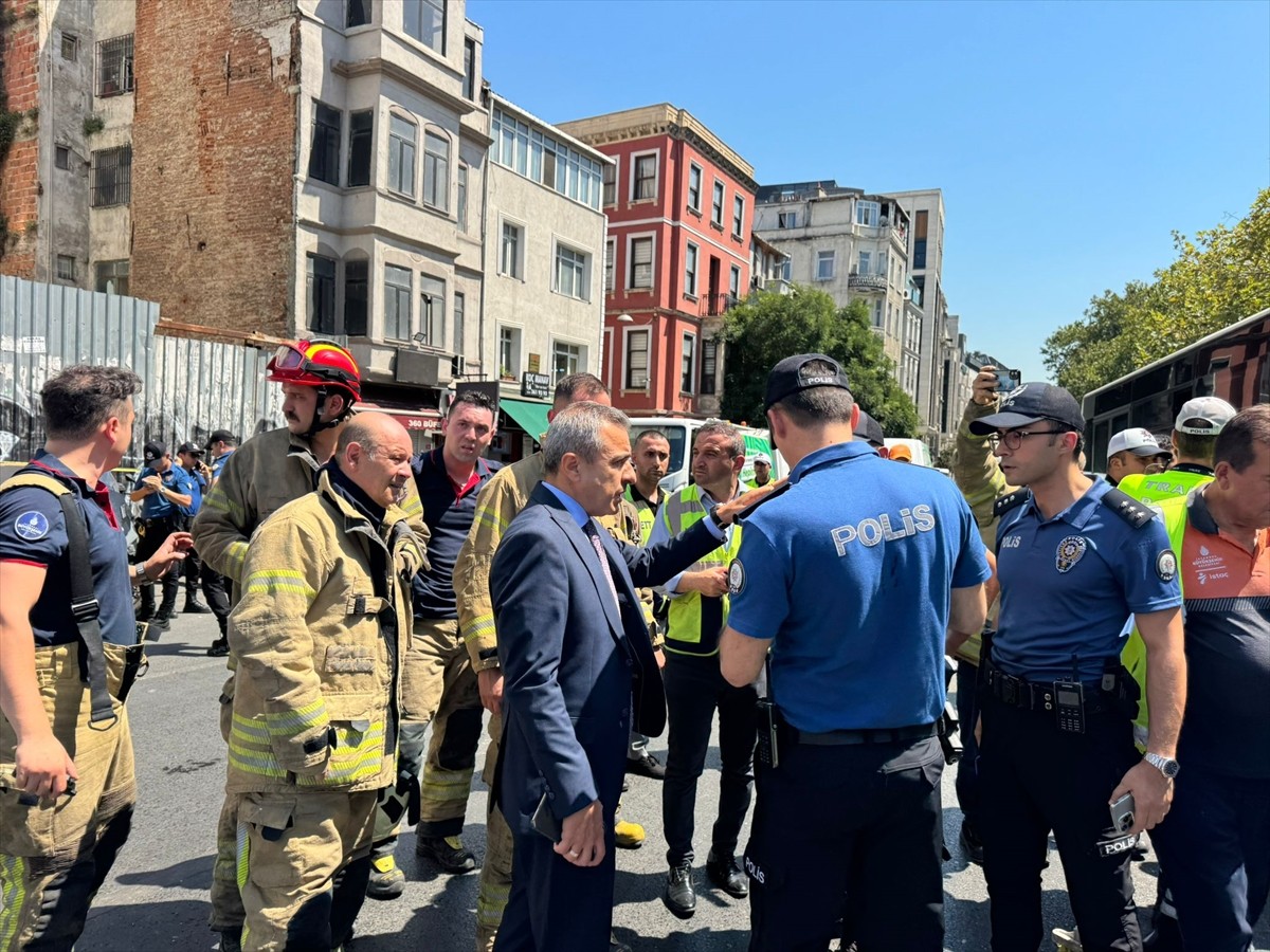 Beyoğlu Tarlabaşı Bulvarı'nda seyreden 2 İETT otobüsü, 1 çöp kamyonu, 3 hafif ticari araç, 2 taksi...