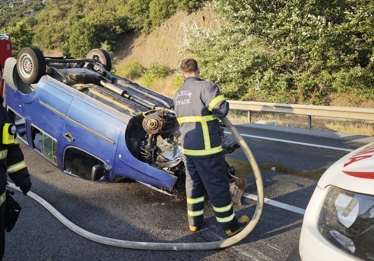 Bilecik'te beton bariyere çarpan hafif ticari araçtaki 4 kişi yaralandı. Olay yerine itfaiye...