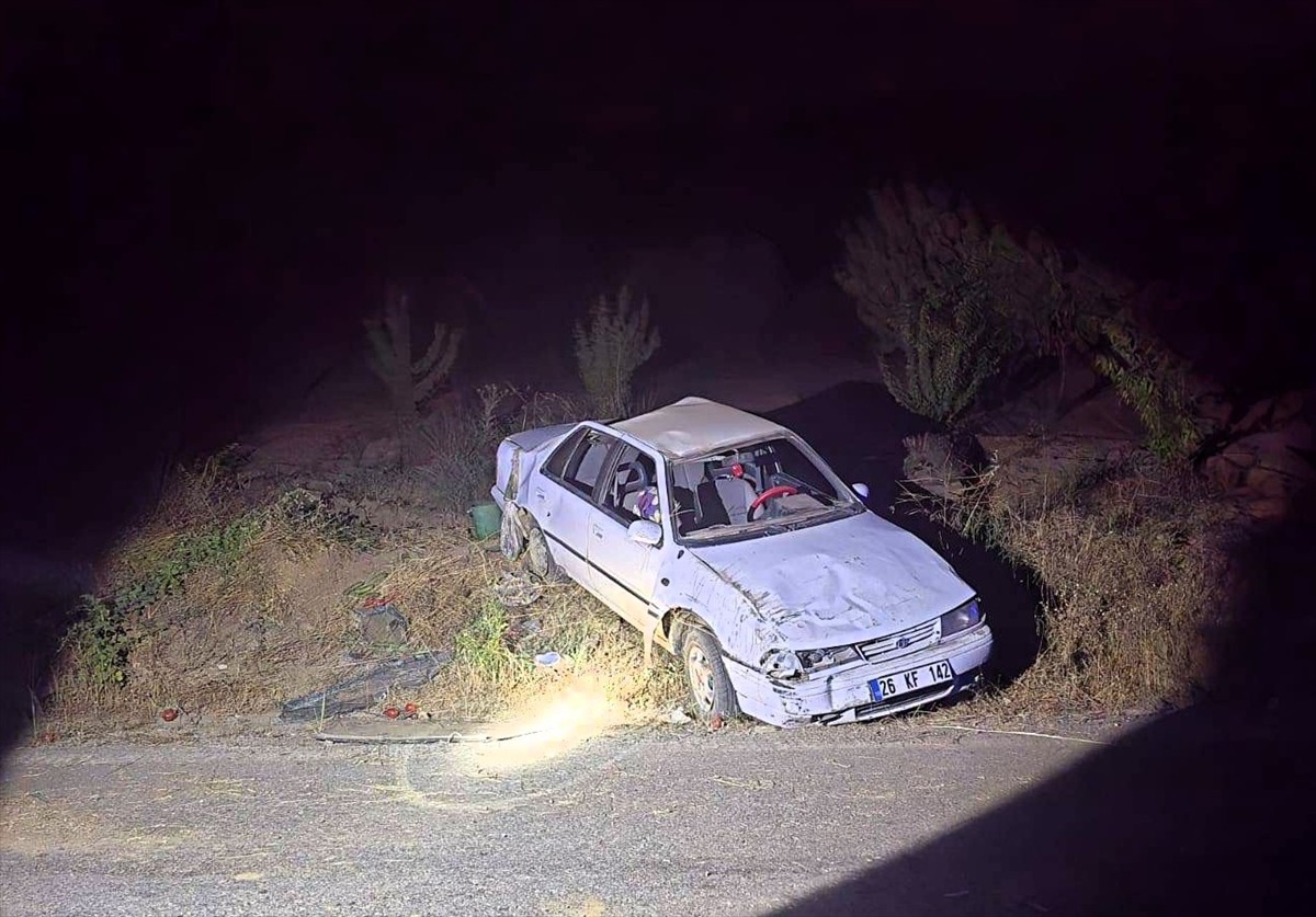 Bilecik'te otomobilin devrilmesi sonucu 2'si çocuk 3 kişi yaralandı.