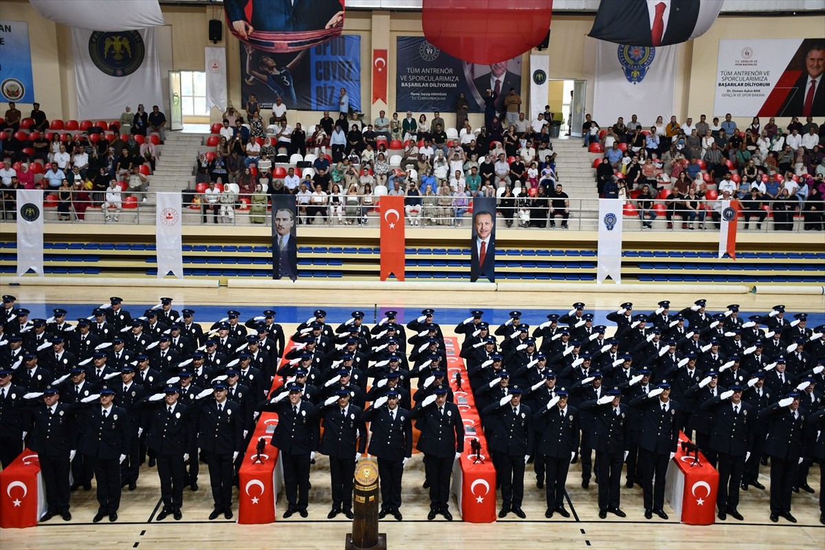 Bilecik Polis Meslek Eğitim Merkezi'nde (POMEM) eğitimlerini tamamlayan polis adayları için yemin...