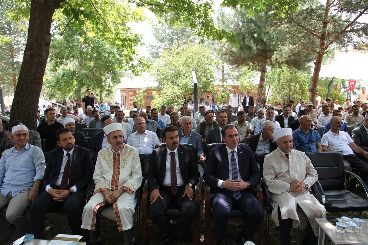 Bitlis'in Ahlat ilçesinde hafızlık eğitimini tamamlayan 83 öğrenci törenle icazet aldı. İcazet...