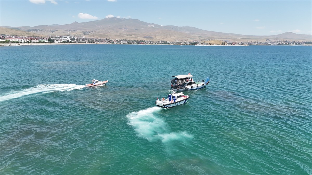 Bitlis'in Tatvan ilçesinde Denizcilik ve Kabotaj Bayramı dolayısıyla etkinlik düzenlendi. Tatvan...