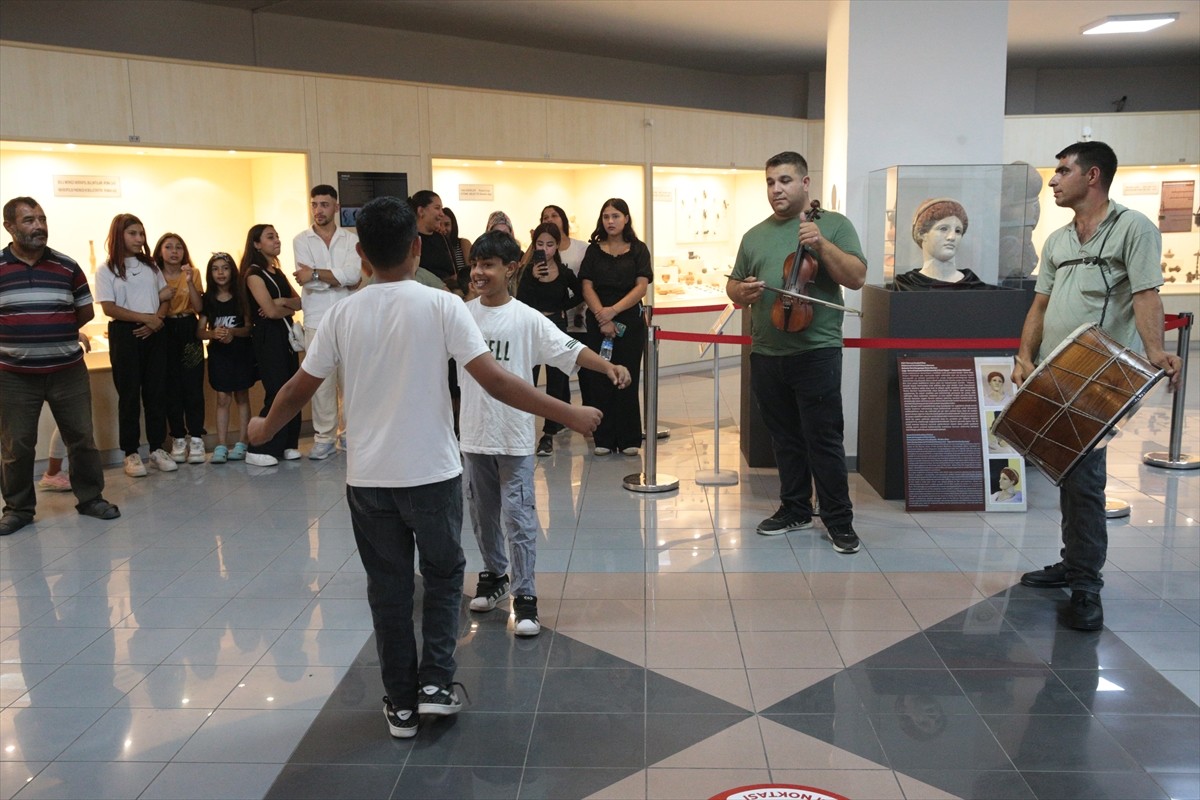 Bolu'da müze ziyareti gerçekleştiren Roman vatandaşlar, davul ve keman eşliğinde çiftetelli...