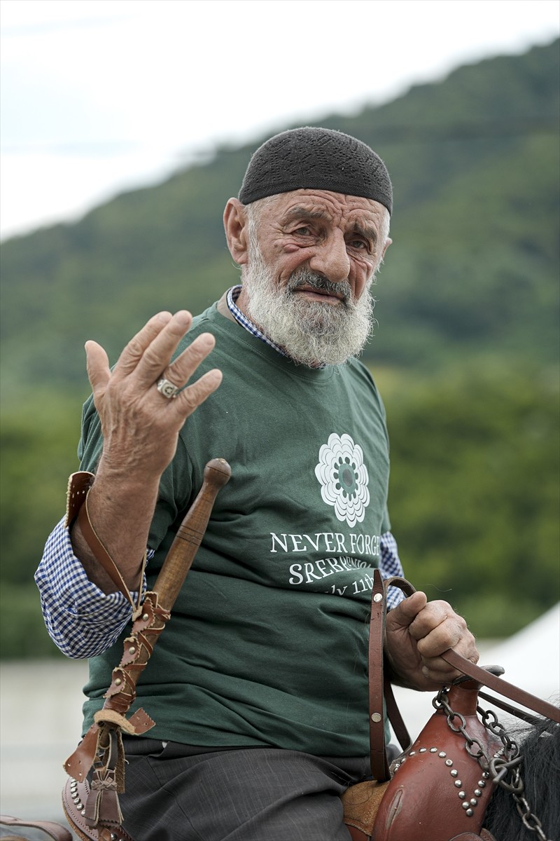 Bosna Hersek'in doğusundaki Srebrenitsa'da 1995'te Sırp birliklerince yapılan soykırımda...