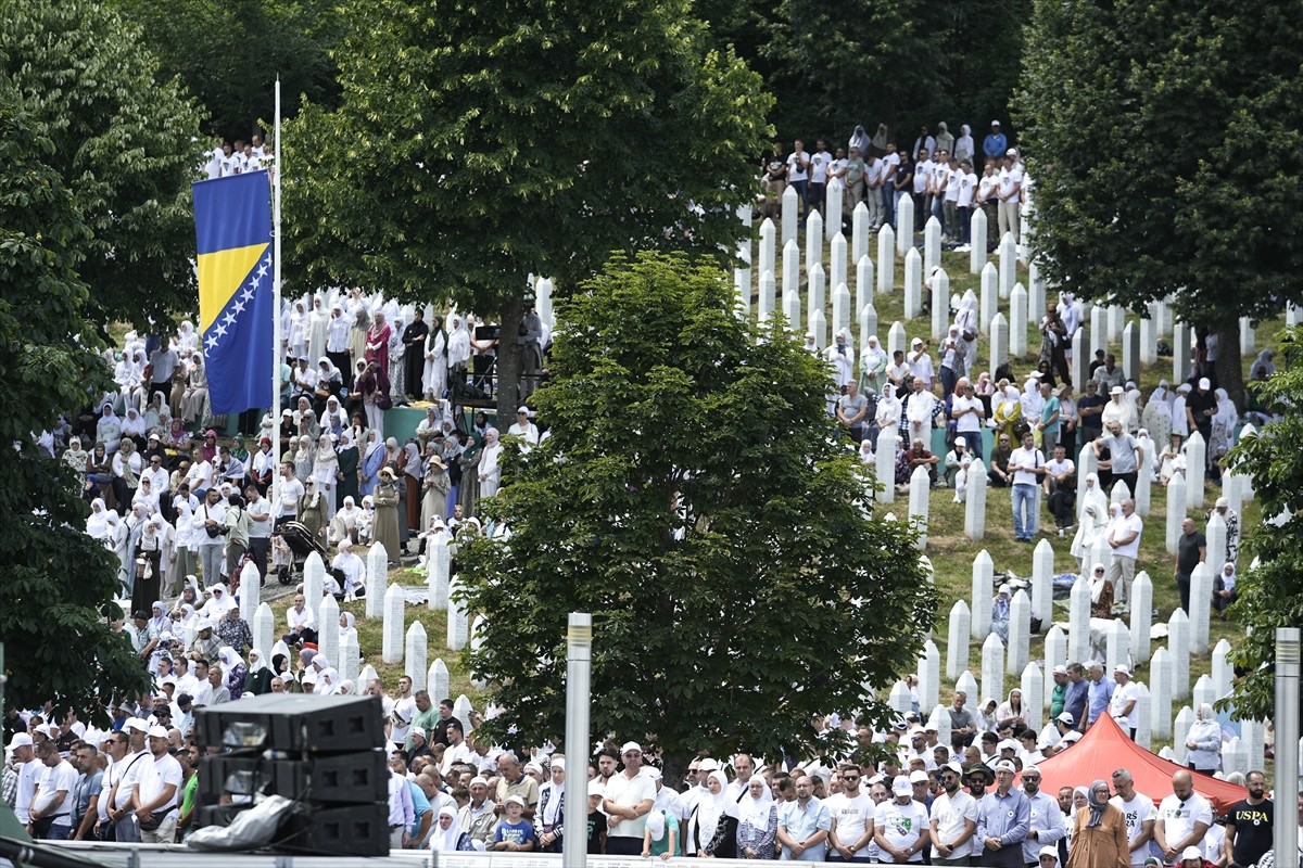 Bosna Hersek'in doğusundaki Srebrenitsa'da 1995'te Sırp birliklerince yapılan ve 8 binden fazla...