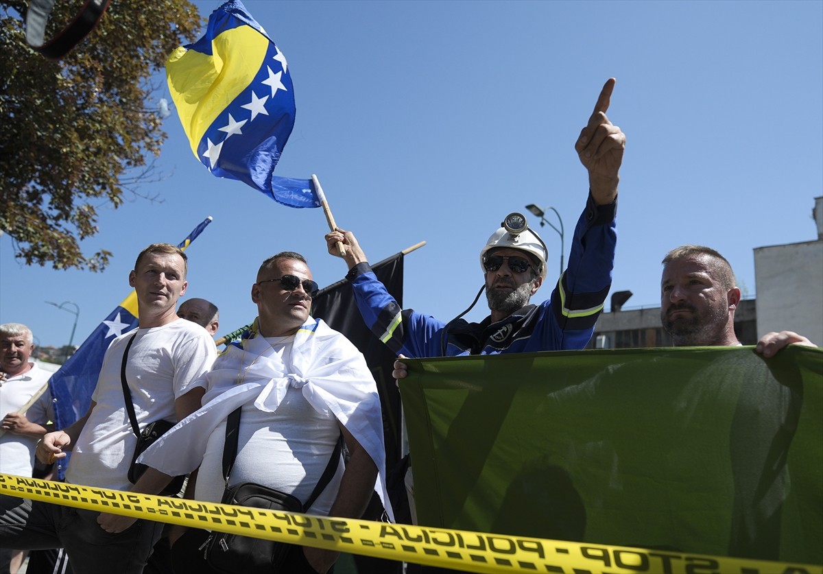 Bosna Hersek'te 500'den fazla madenci, düzenli maaş ve emeklilik koşullarının iyileştirilmesi...