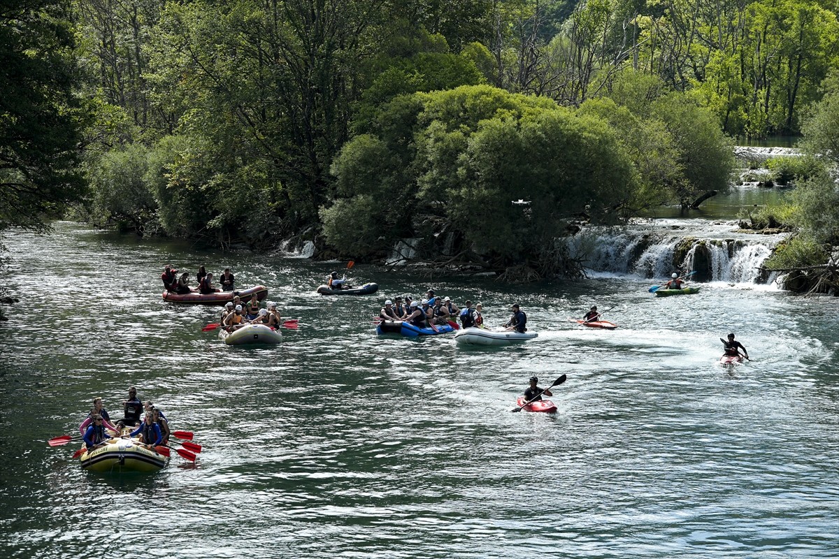 Bosna Hersek'te bu yıl 51'incisi düzenlenen "Una Regata" rafting festivali, yüzlerce raftingcinin...