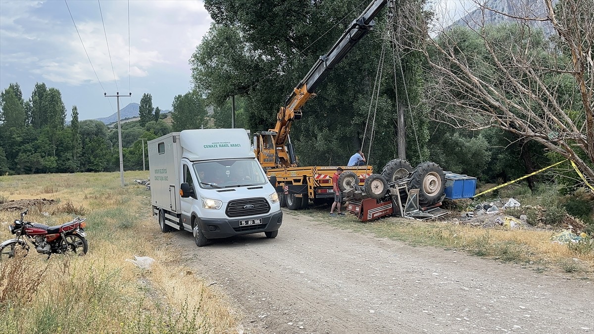 Burdur'da dereye devrilen traktörün sürücüsü hayatını kaybetti. Ekipler, olay yerinde incelemede...