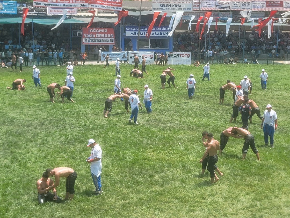 Burdur'un Altınyayla (Dirmil) ilçesinde bu yıl 34'üncüsü düzenlenen Geleneksel Dirmil Altın Sipsi...