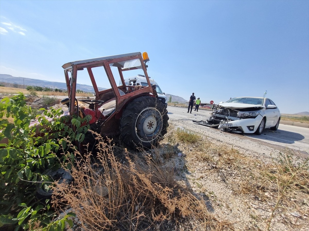Burdur'un Karamanlı ilçesinde, traktörle otomobilin çarpışması sonucu 5 kişi yaralandı.