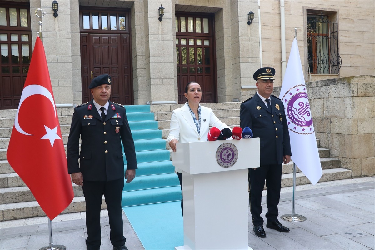 Burdur Valisi Tülay Baydar Bilgihan, Valilik bahçesinde yapılan "Güvenlik ve Asayiş Bilgilendirme...
