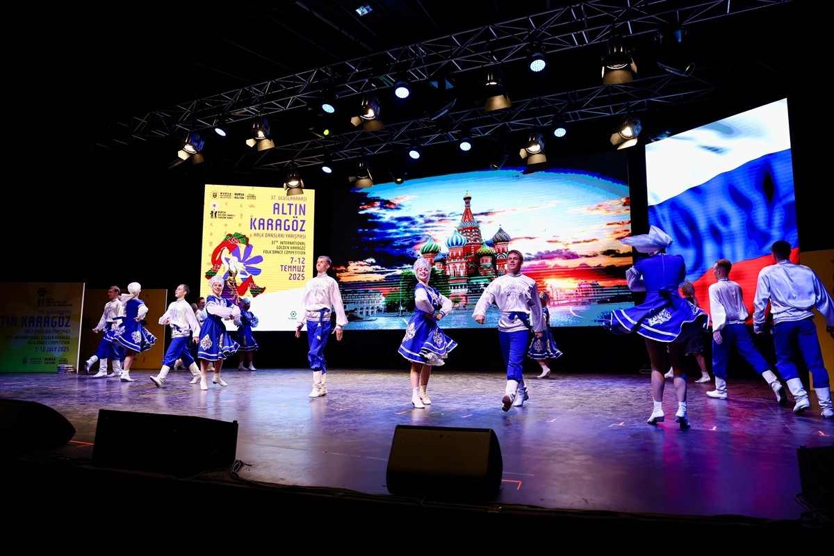 Bursa'da bu yıl 37'ncisi düzenlenen Uluslararası Altın Karagöz Halk Dansları Yarışması, 16 ülkeden...