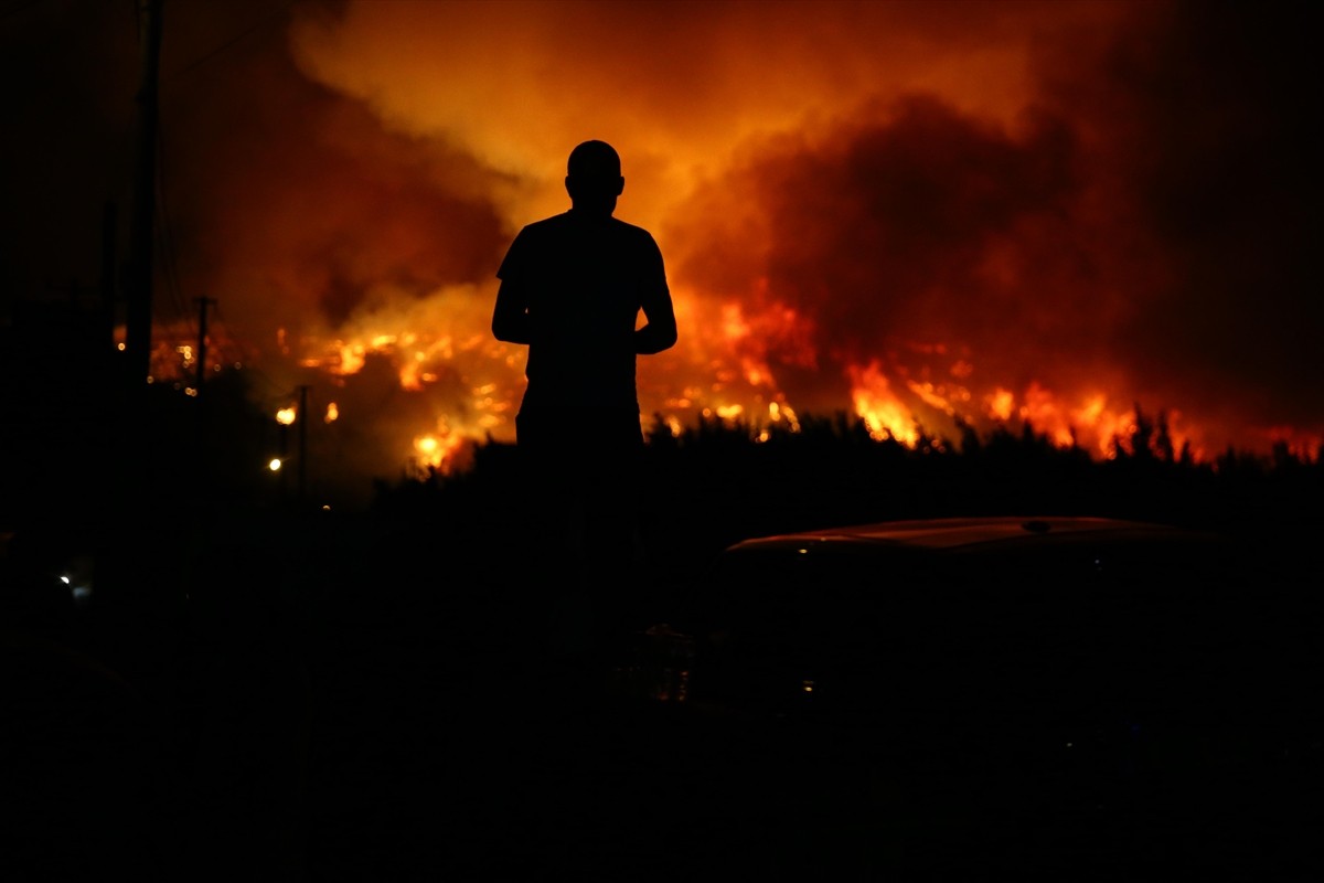 Bursa'nın Gürsu ilçesine bağlı Karahıdır Mahallesi'nde yangına müdahale sürüyor.