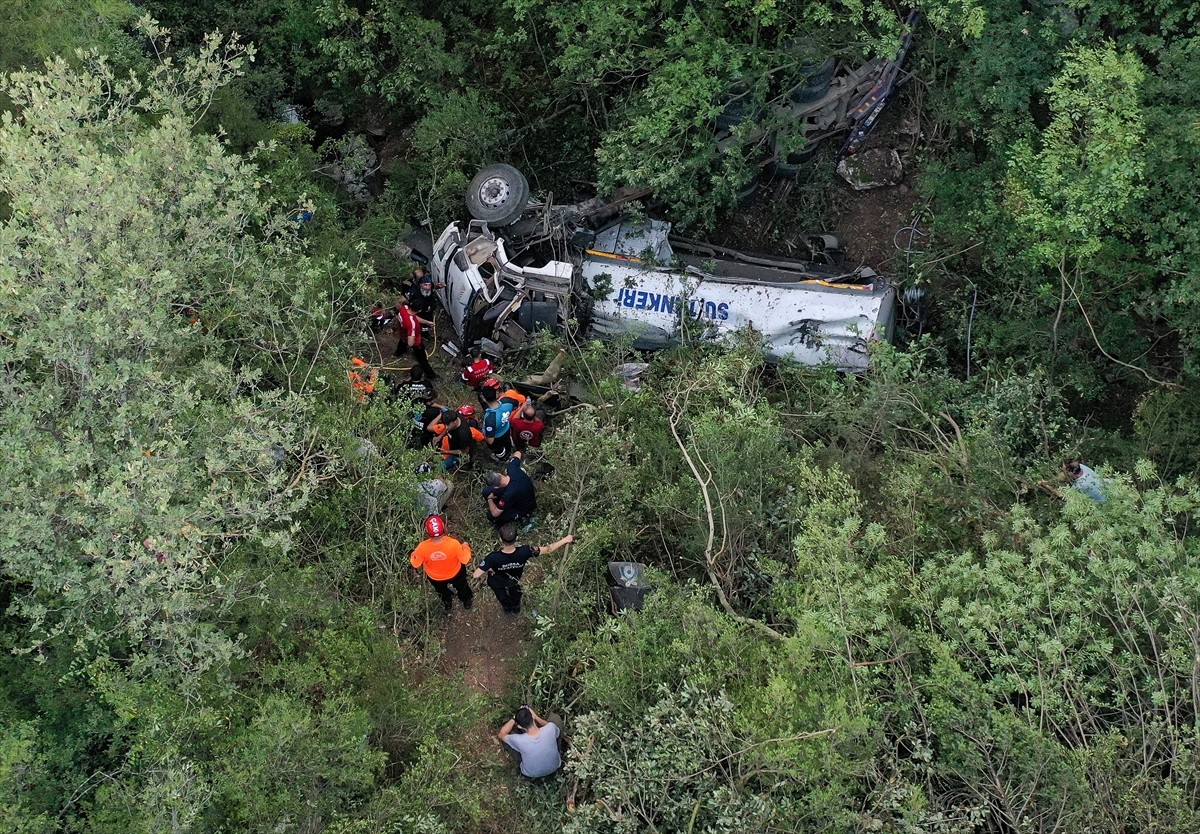 Bursa'nın Gürsu ile Kestel ilçeleri arasında çıkan orman yangını bölgesine su taşıyan tankerin...