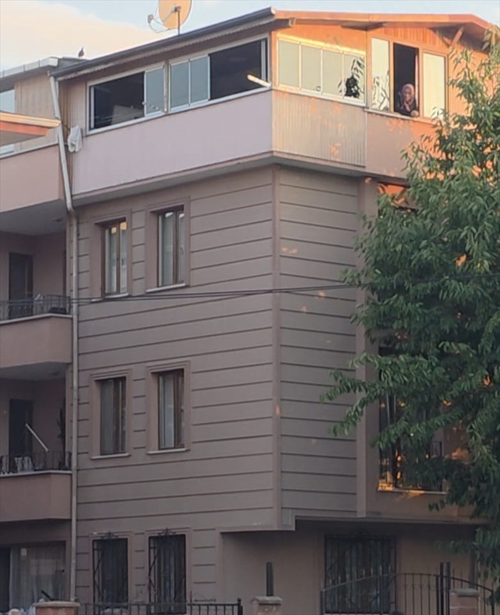  Bursa'nın İnegöl ilçesinde, 4'üncü kattan beton zemine düşen 2 yaşındaki çocuk ağır...