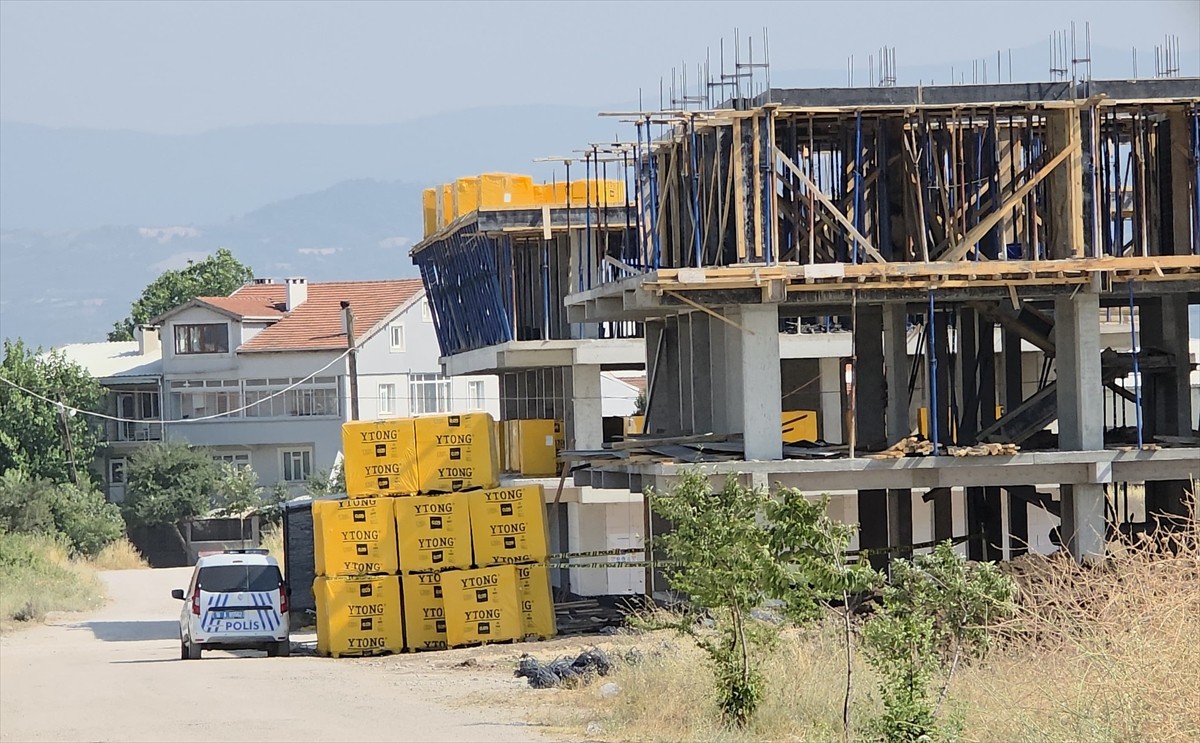 Bursa'nın İnegöl ilçesinde inşaattan düşen ve ağır yaralanan işçi, kaldırıldığı İnegöl Devlet...