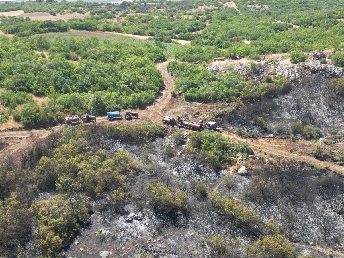 Bursa'nın İnegöl ilçesinde ormanlık alanda çıkan yangın, havadan ve karadan müdahaleyle kontrol...