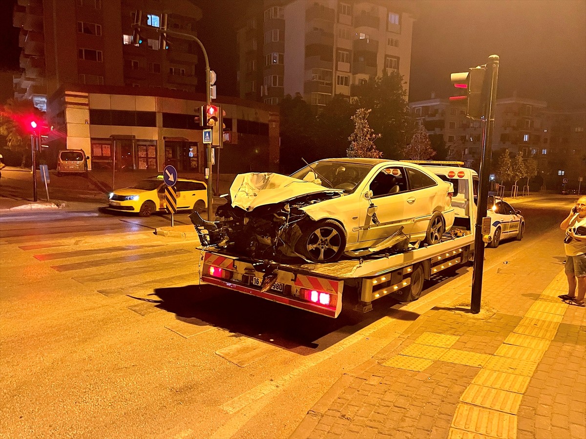 Bursa'nın Nilüfer ilçesinde, özel halk otobüsü ile otomobilin çarpıştığı kazada 7 kişi...