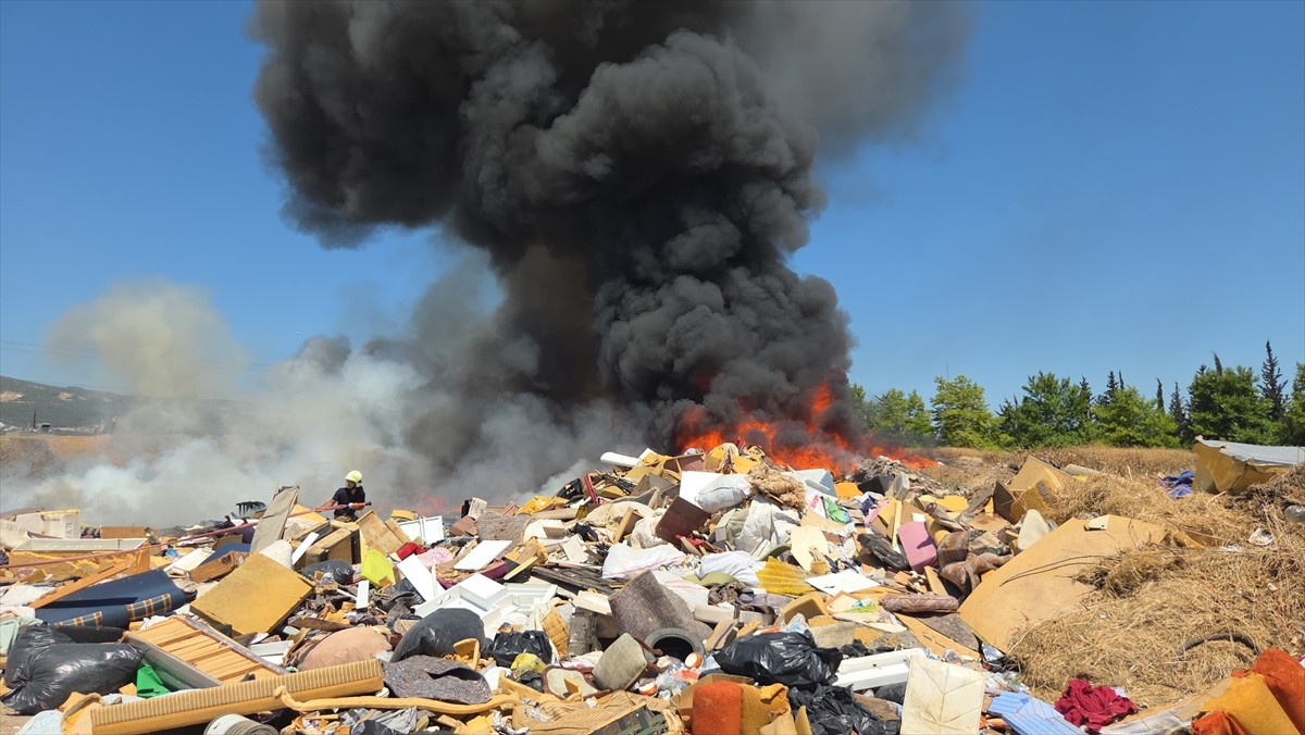 Bursa'nın Orhangazi ilçesinde katı atık depolama alanında çıkan yangın, itfaiye ekiplerinin...