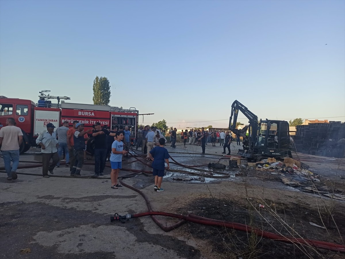 Bursa'nın Yenişehir ilçesinde faaliyet gösteren meyve sebze paketleme tesisinde çıkan yangın...