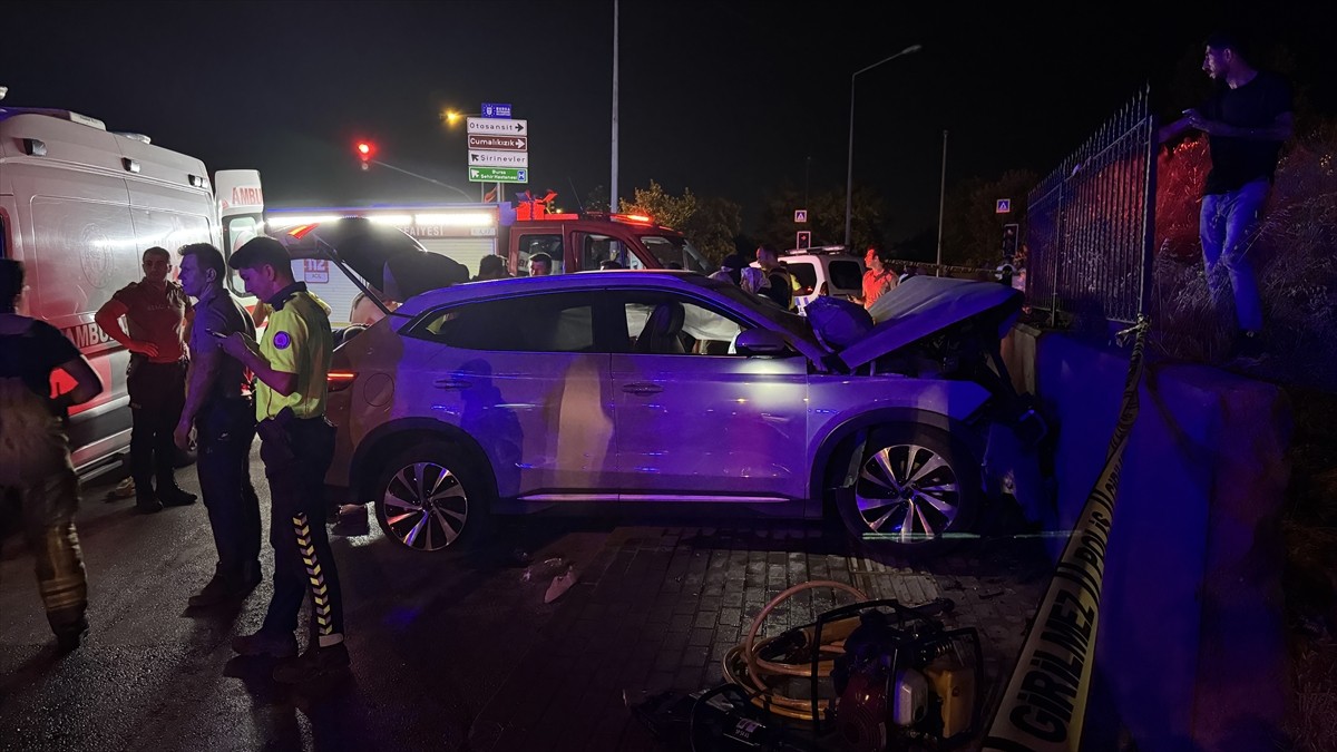 Bursa'nın Yıldırım ilçesinde cip ile otomobilin çarpıştığı kazada 2'si ağır 8 kişi...