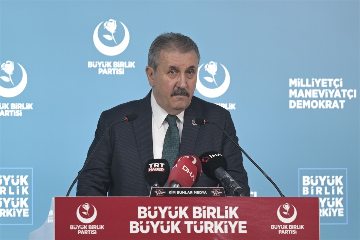 Büyük Birlik Partisi (BBP) Genel Başkanı Mustafa Destici, parti genel merkezinde düzenlediği basın...