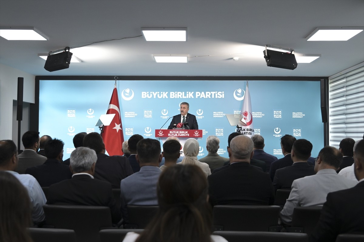Büyük Birlik Partisi (BBP) Genel Başkanı Mustafa Destici, parti genel merkezinde düzenlediği basın...