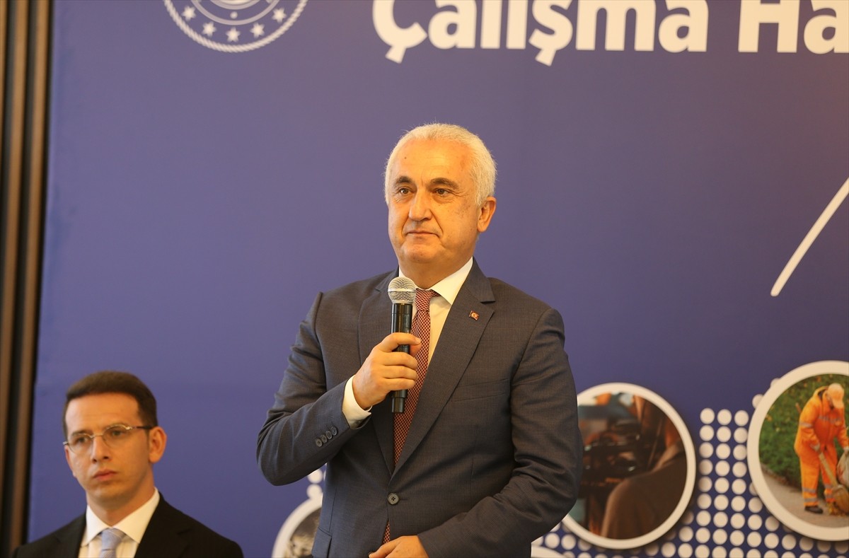 Çalışma ve Sosyal Güvenlik Bakanı Vedat Işıkhan (ortada), Muş'ta İl Jandarma Komutanlığı Sosyal...