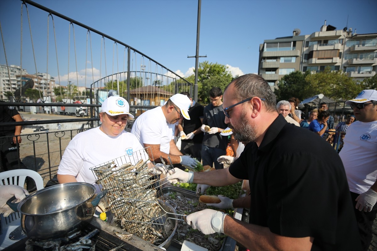 Çanakkale'de 1 Temmuz Denizcilik ve Kabotaj Bayramı dolayısıyla 5 bin kişiye sardalye ikramında...