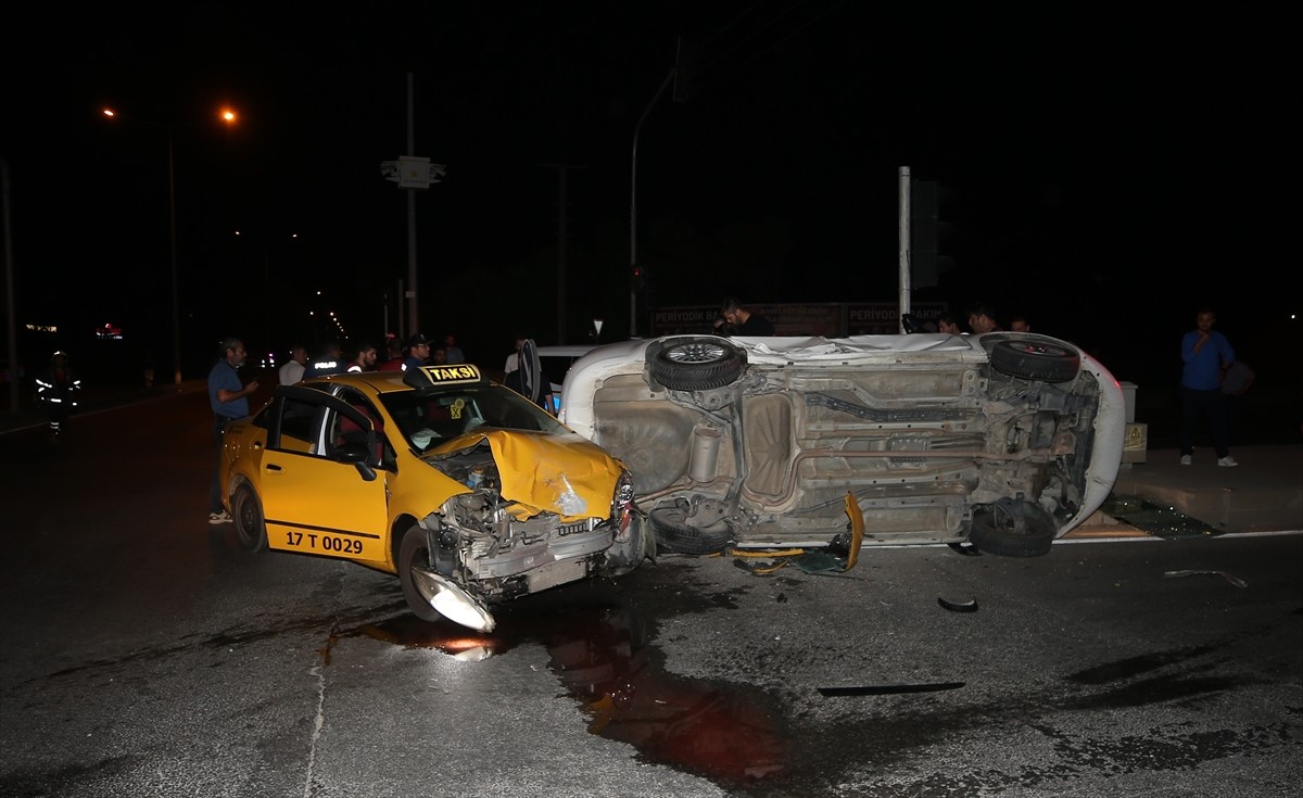 Çanakkale'de ticari taksiyle otomobilin çarpıştığı kazada 8 kişi yaralandı.