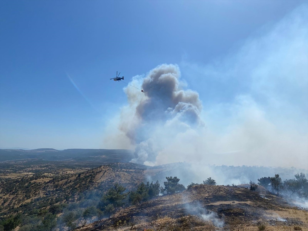  Çanakkale'nin Ayvacık ilçesinde çıkan orman yangınına havadan ve karadan müdahale ediliyor.