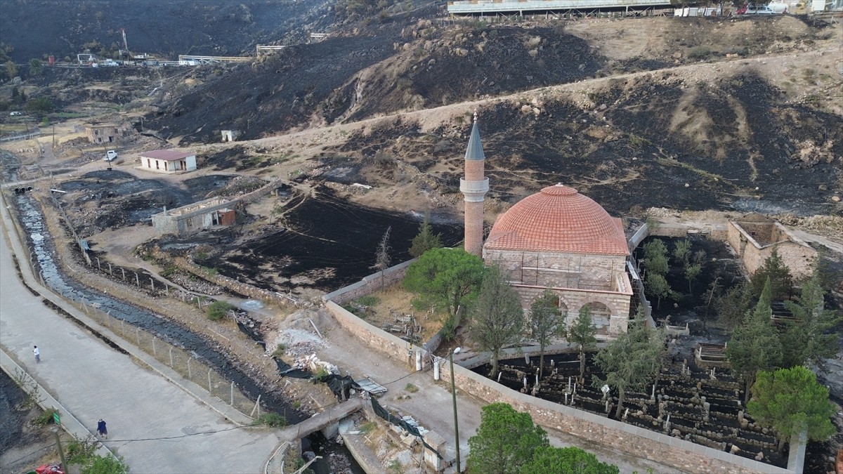 Çanakkale'nin Ayvacık ilçesinde çıkan orman yangınının kontrol altına alınması için havadan ve...