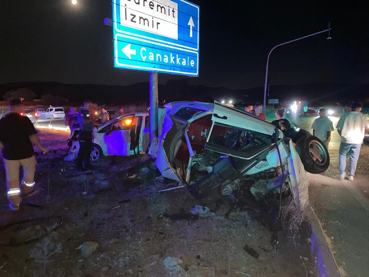 Çanakkale'nin Ayvacık ilçesinde iki otomobilin çarpıştığı kazada 3 kişi yaralandı.