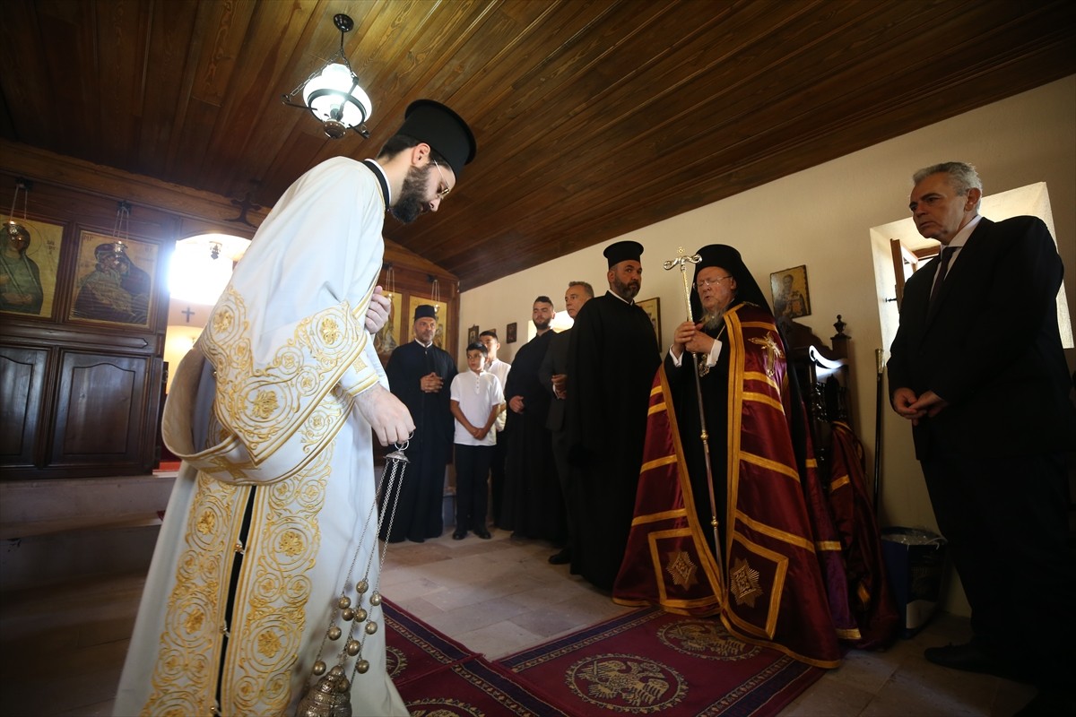 Çanakkale'nin Bozcaada ilçesinde Rumlar, Aya Paraskevi Günü dolayısıyla Ayazma Manastırı'nda...