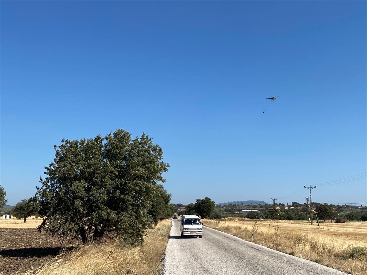 Çanakkale'nin Ezine ilçesinde tarım arazisinde çıkan yangın, havadan ve karadan müdahale sonucu...