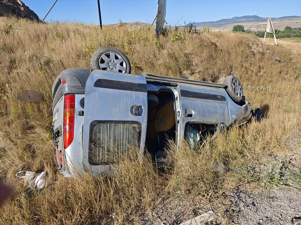 Çankırı'nın Çerkeş ilçesinde devrilen hafif ticari araçta bulunan 1 kişi öldü, 2 kişi...