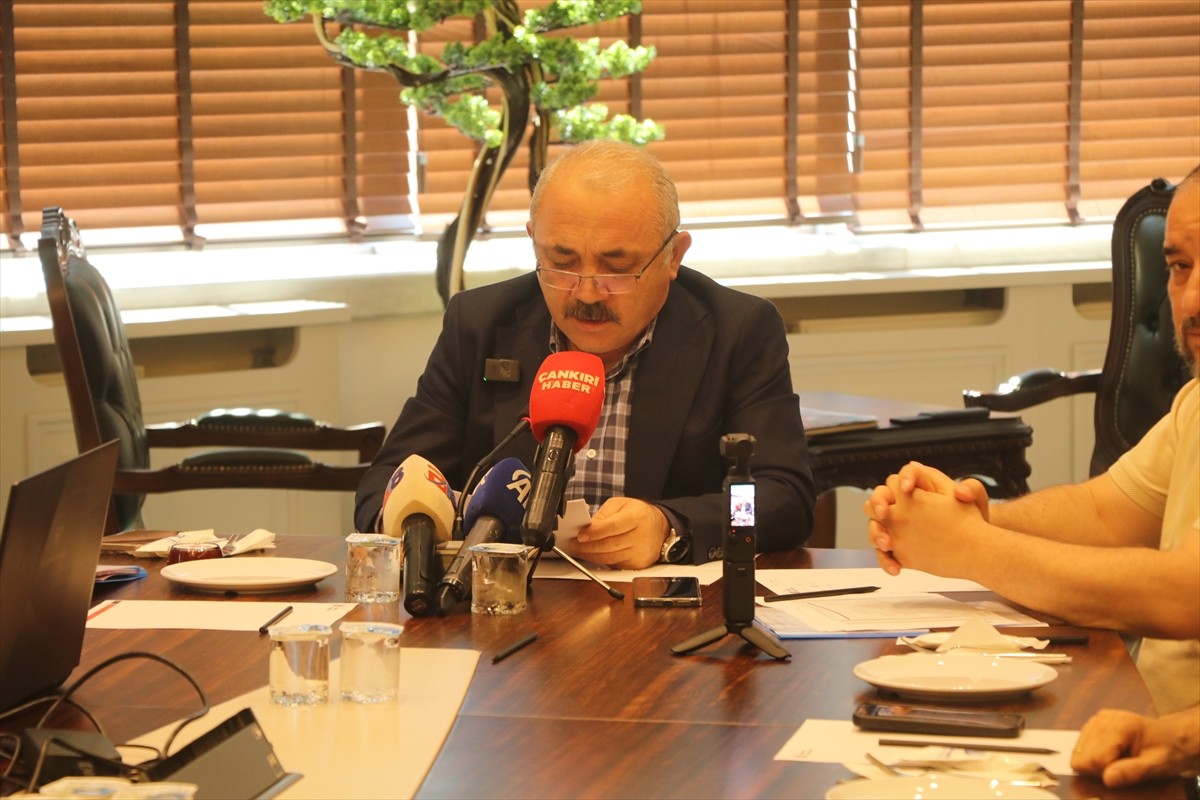 Çankırı Belediye Başkanı İsmail Hakkı Esen, kentin içme suyunun karşılandığı Güldürcek Barajı'nda...