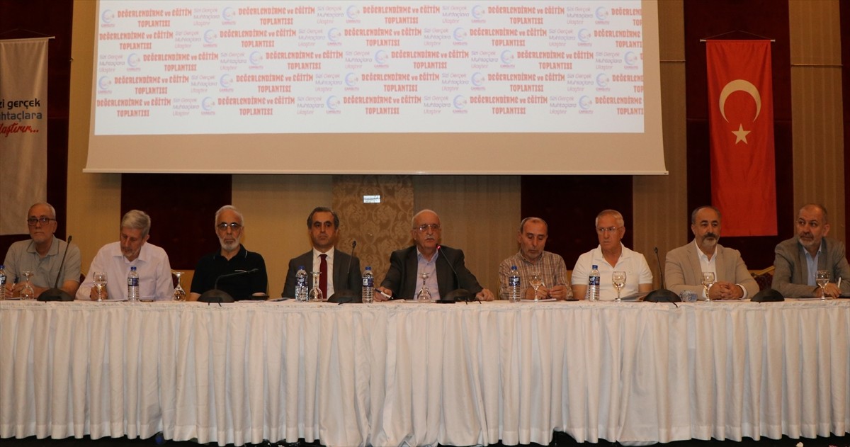 Cansuyu Yardımlaşma ve Dayanışma Derneği Genel Başkanı Mustafa Köylü (sol 5), derneğin Ankara'nın...