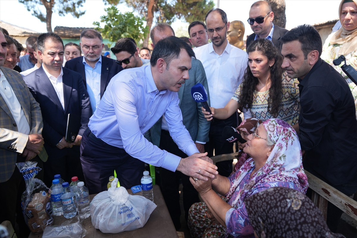 Çevre, Şehircilik ve İklim Değişikliği Bakanı Murat Kurum, İzmir’deki orman yangınlarına yönelik...