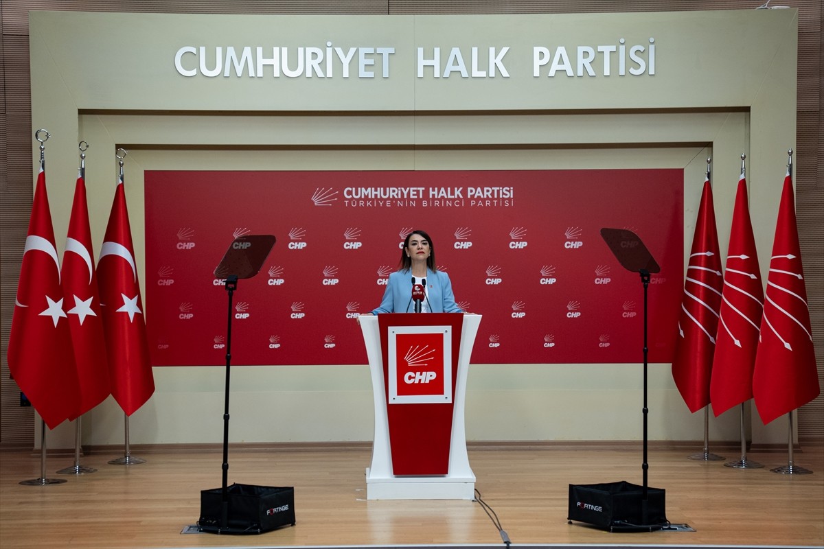 CHP Genel Başkan Yardımcısı Gamze Taşcıer, partisinin genel merkezinde düzenlediği basın...