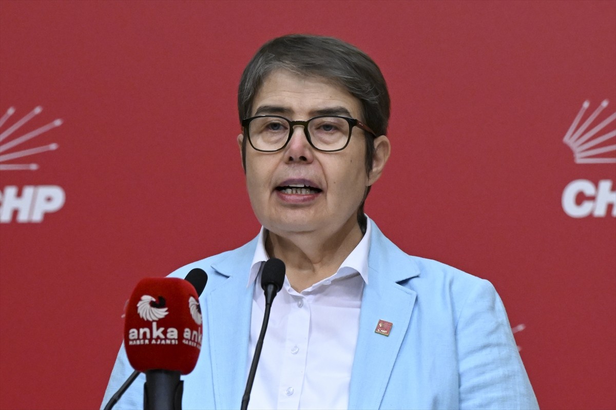 CHP Genel Başkan Yardımcısı Zeliha Aksaz Şahbaz, parti genel merkezinde düzenlediği basın...