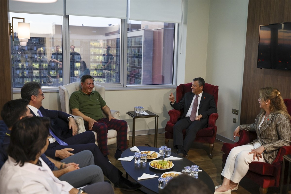 CHP Genel Başkanı Özgür Özel, Adıyaman'daki konuşmasının ardından kürsüden indiği sırada düşerek...