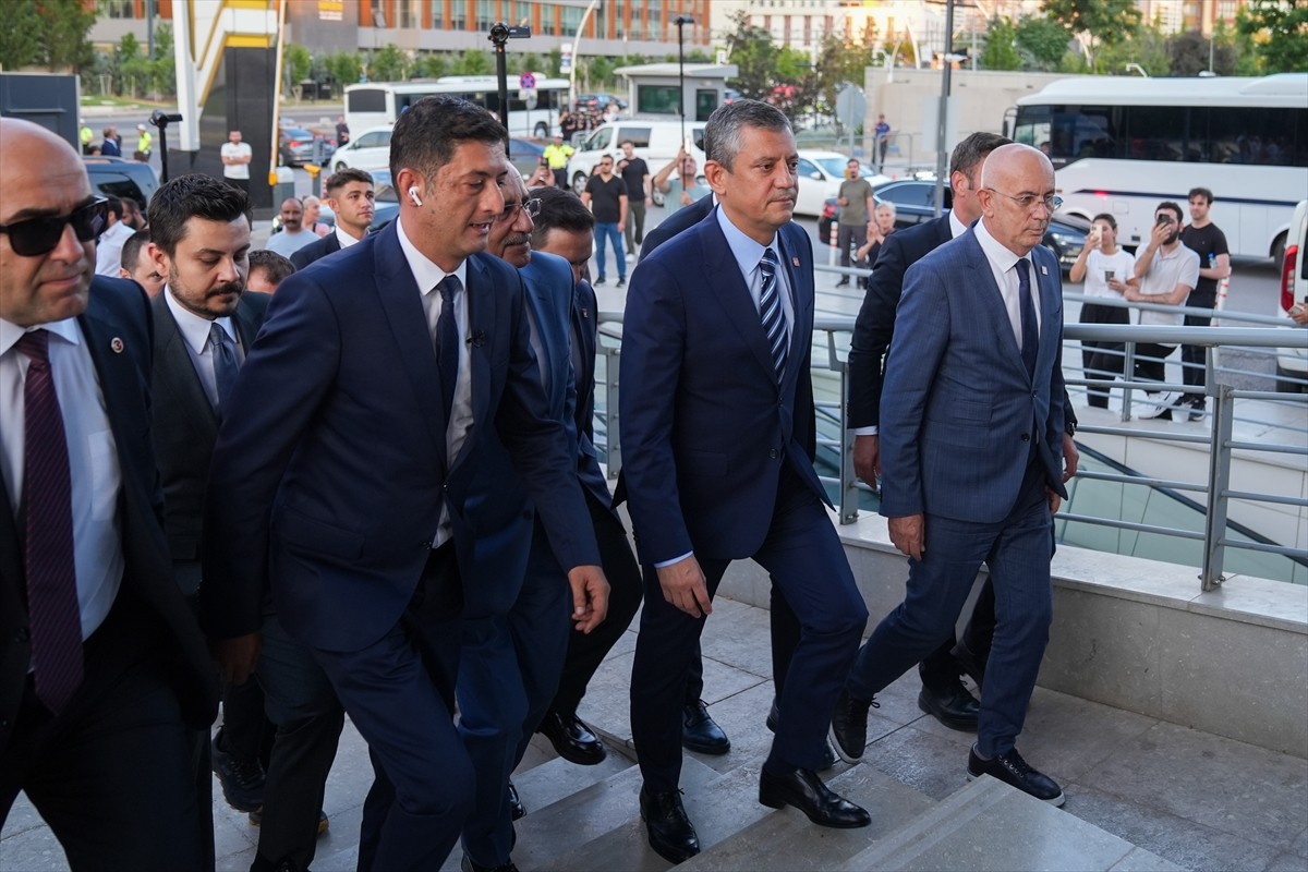 CHP Genel Başkanı Özgür Özel, canlı yayına katılmak üzere Sözcü TV Ankara Bürosu'na...